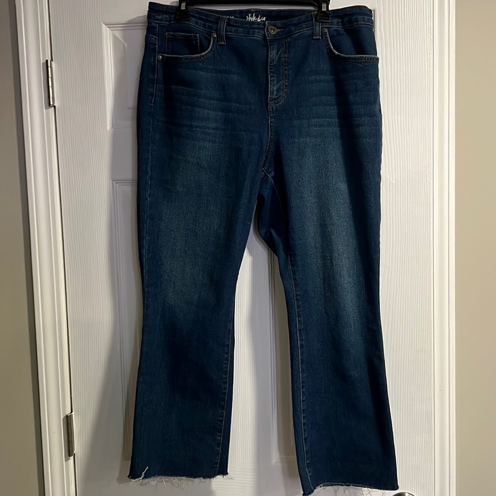 Style & Co Size 14 Straight Crop Frayed hem Medium wash. Like new